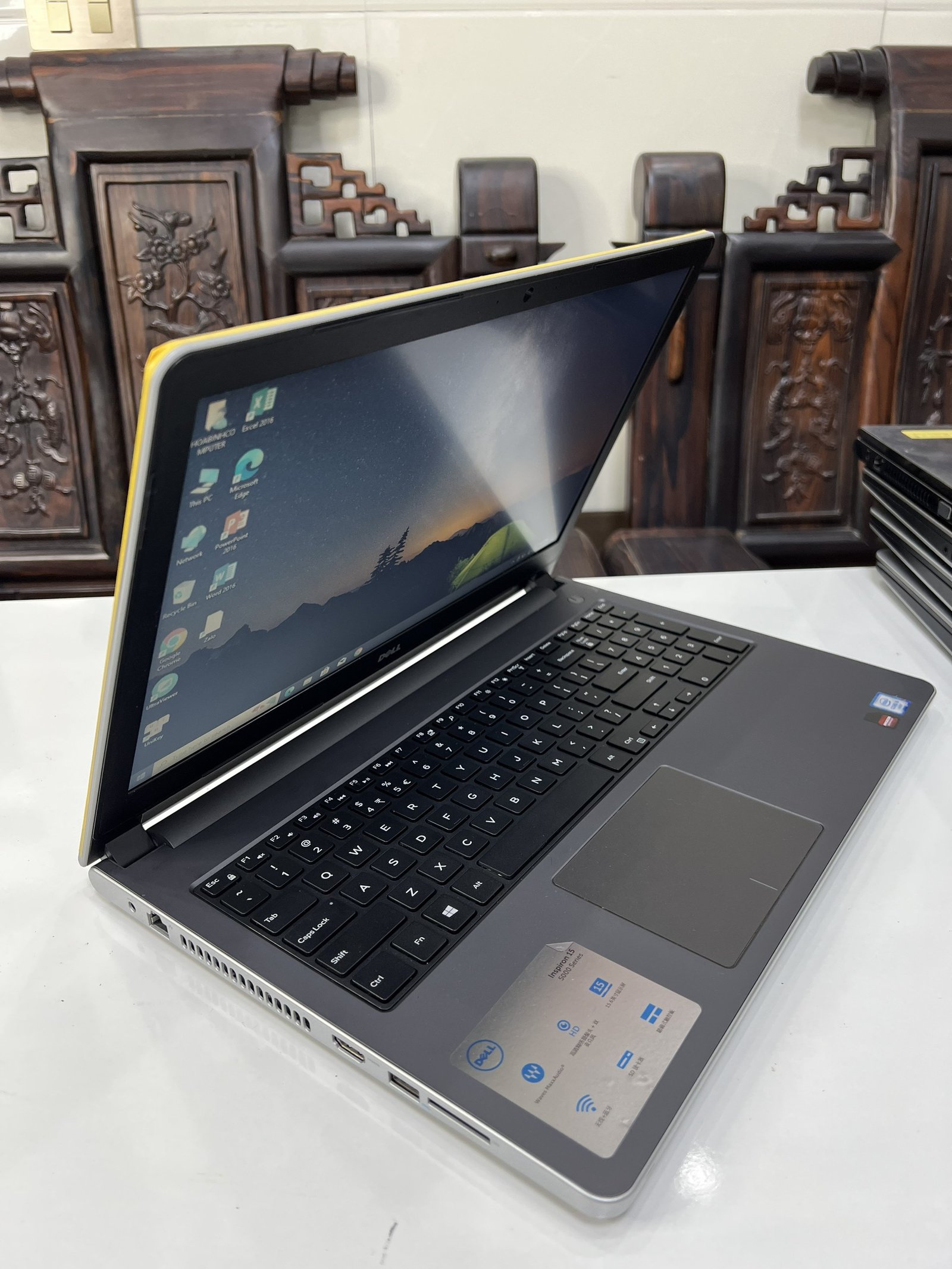 Cận cảnh bàn phím và thiết kế của mẫu laptop cũ Dell Inspiron, thể hiện độ bền và tính di động