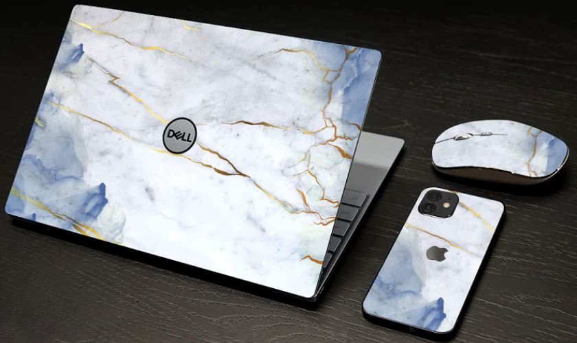 Cận cảnh bề mặt laptop cũ đã được dán skin mới đẹp mắt