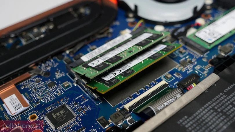 Cận cảnh cấu tạo bo mạch của thanh RAM laptop, cho thấy các chip nhớ và chân cắm liên kết