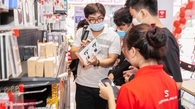 Cận cảnh chiếc tai nghe Beats màu đỏ với các chi tiết về nút điều khiển, thể hiện chất lượng sản phẩm