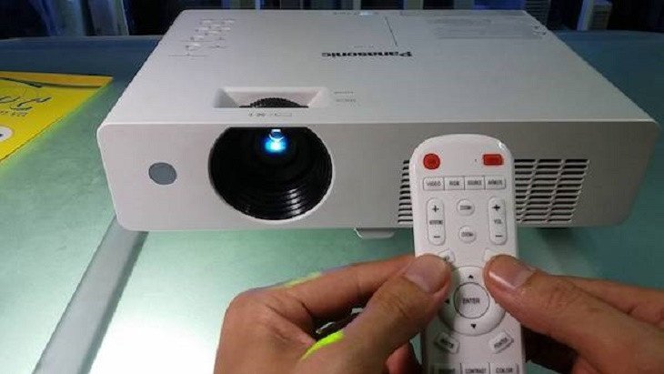 Cận cảnh cổng VGA trên máy chiếu và dây cáp kết nối