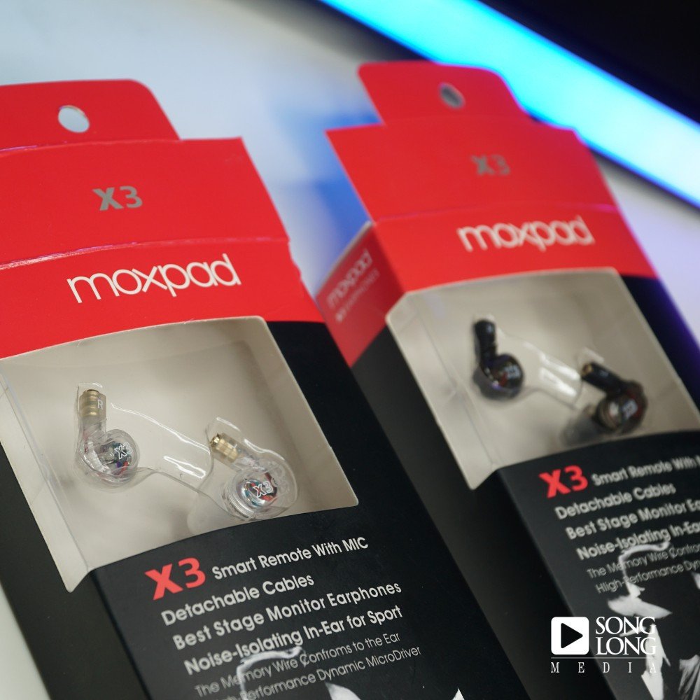 Cận cảnh earpiece tai nghe Moxpad X3 với thiết kế ergonomic