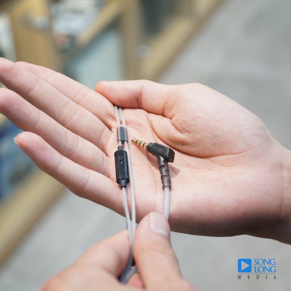 Cận cảnh earpiece và dây tai nghe Moxpad X3