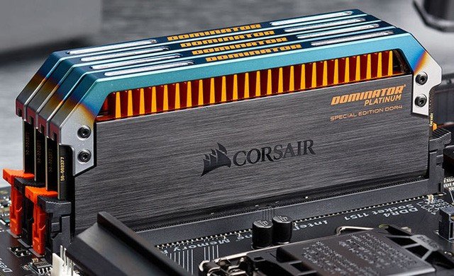 Cận cảnh hai thanh RAM máy tính với thông số tốc độ và dung lượng được in trên nhãn.