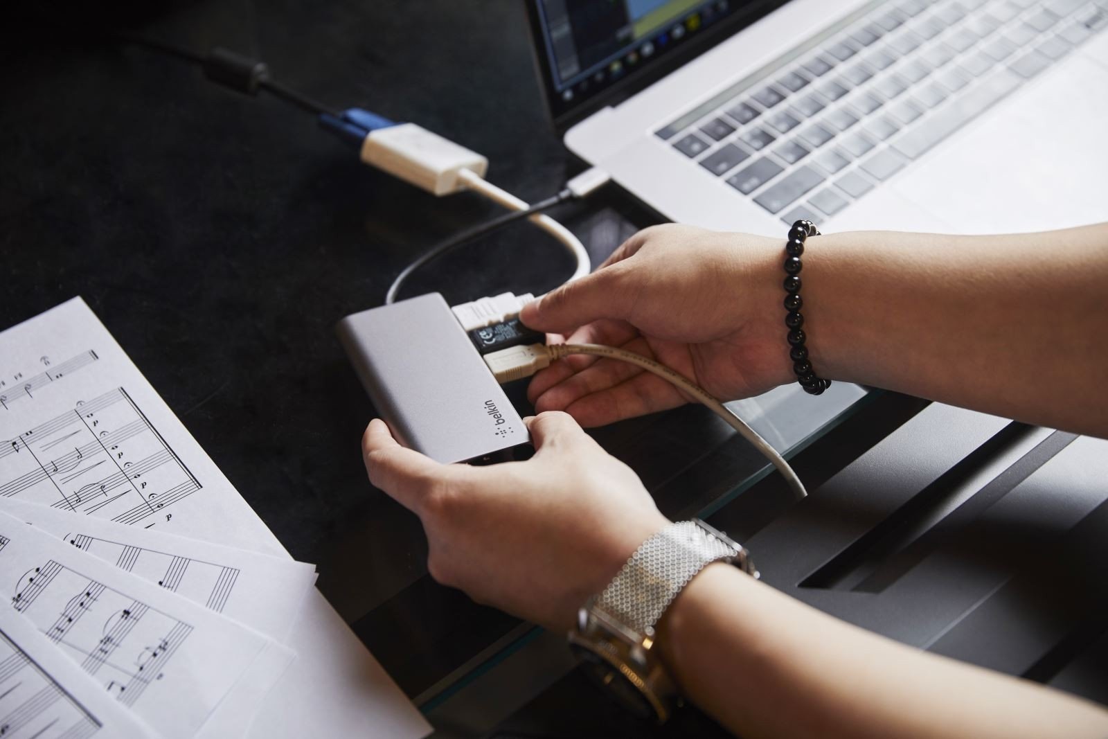 Cận cảnh Hub USB Type-C với nhiều cổng kết nối đa dạng