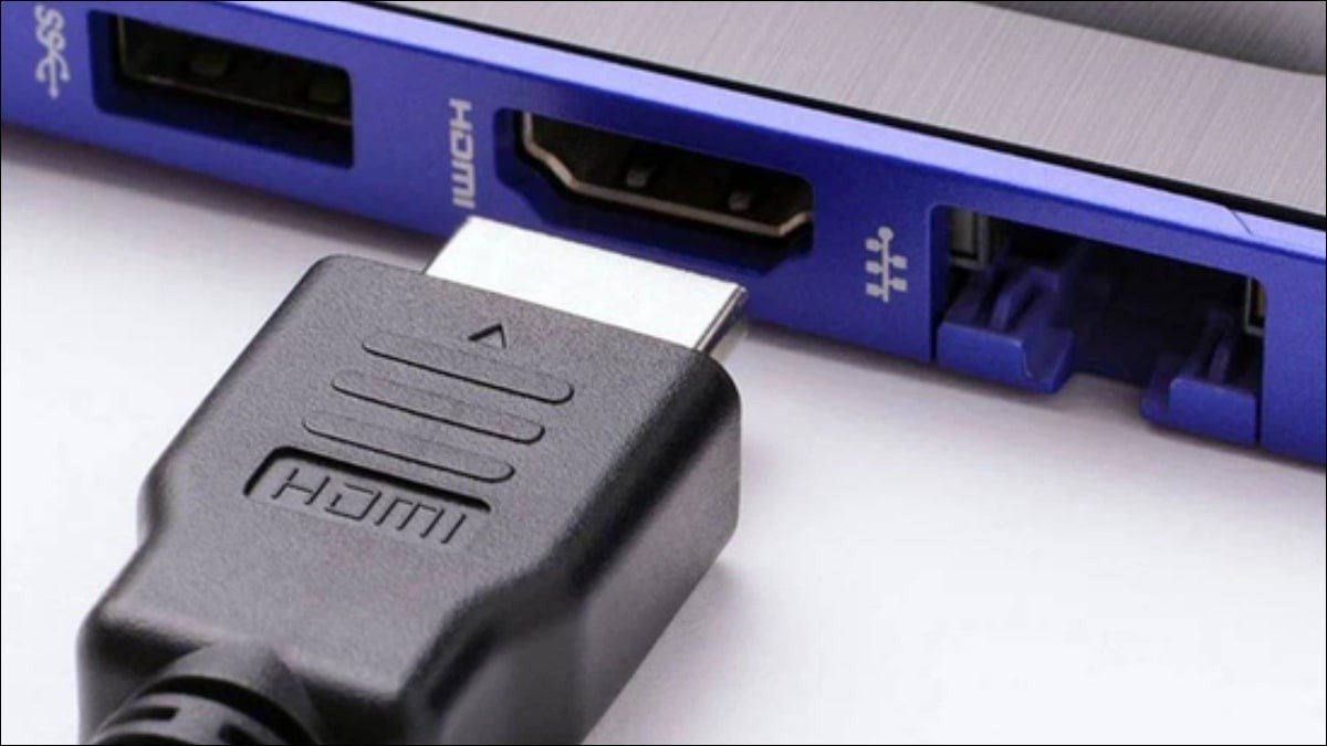 Cận cảnh kiểm tra cổng HDMI trên laptop để tìm bụi bẩn hoặc hư hỏng vật lý