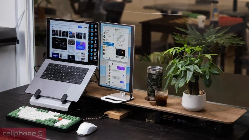 Cận cảnh mặt sau của màn hình phụ di động cho laptop với các cổng kết nối đa dạng