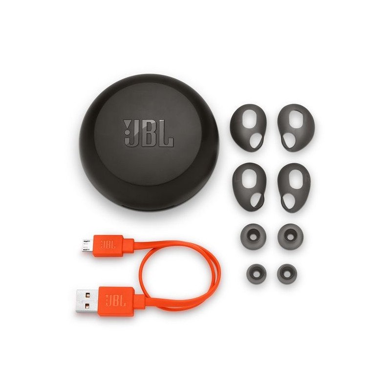 Cận cảnh một tai nghe JBL Free màu đen nằm gọn trong lòng bàn tay