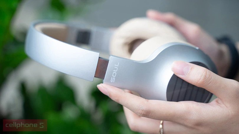 Cận cảnh phần đệm tai và băng đô của tai nghe Soul Ultra Wireless, thể hiện chất liệu giả da cao cấp