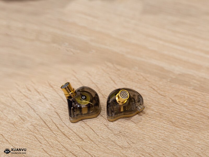 Cận cảnh phần ống dẫn âm kim loại và connector 2 Pin trên tai nghe KZ ZSN Pro X
