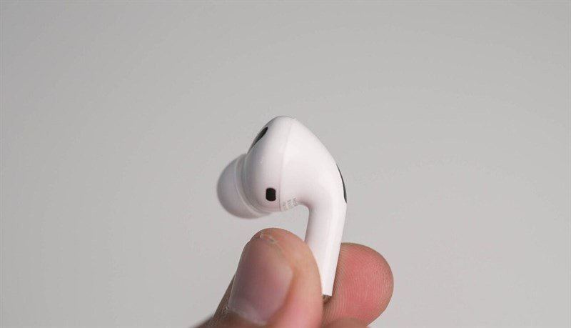 Cận cảnh phần thân tai nghe AirPods Pro Rep 1-1, cho thấy các khe hở nhỏ hoặc chi tiết gia công chưa tinh xảo.