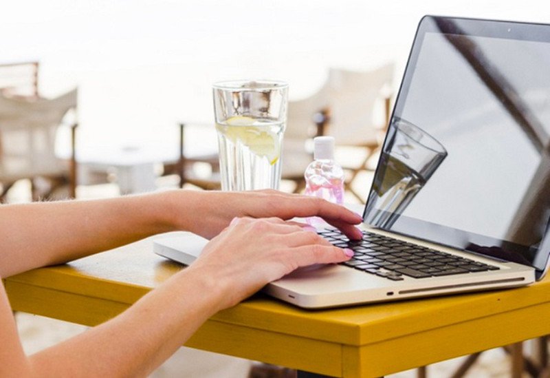 Cận cảnh pixel trên màn hình, cho thấy mối liên hệ giữa nit và khả năng hiển thị hình ảnh