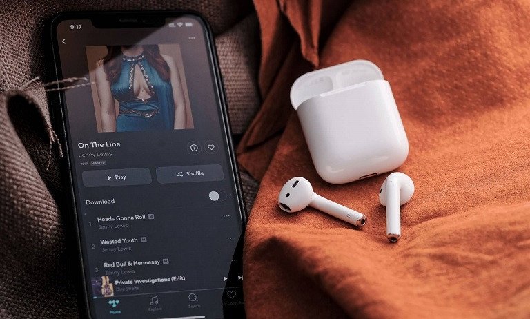 Cận cảnh tai nghe Apple AirPods 2 với thiết kế tối giản, tinh tế