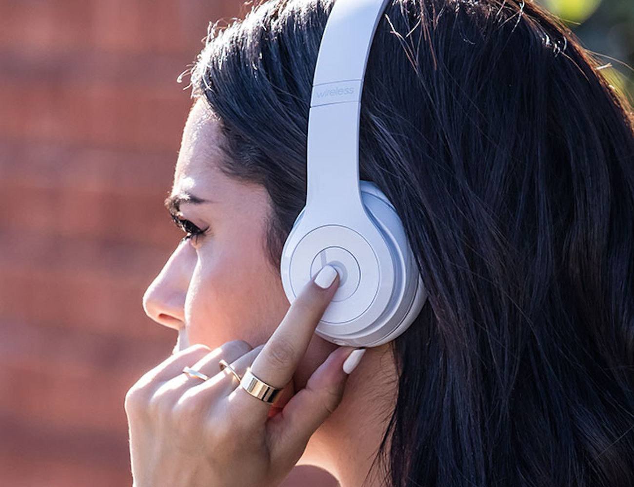 Cận cảnh tai nghe Beats Solo 3 màu đỏ, thể hiện sự sang trọng và hiện đại