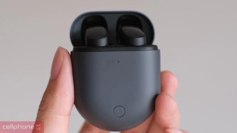 Cận cảnh tai nghe bluetooth Xiaomi giá rẻ dưới 200k màu đen với hộp sạc nhỏ gọn, thể hiện sự tiện lợi.