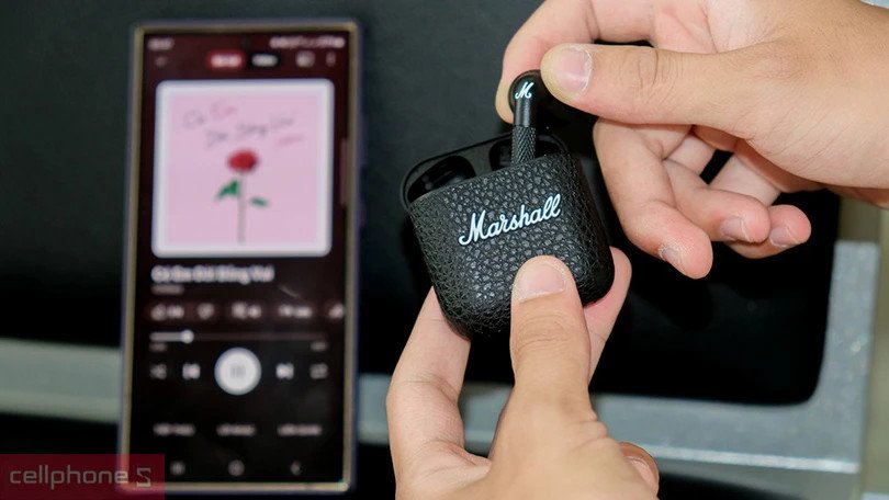 Cận cảnh tai nghe Marshall Minor 4, tập trung vào thiết kế earbud