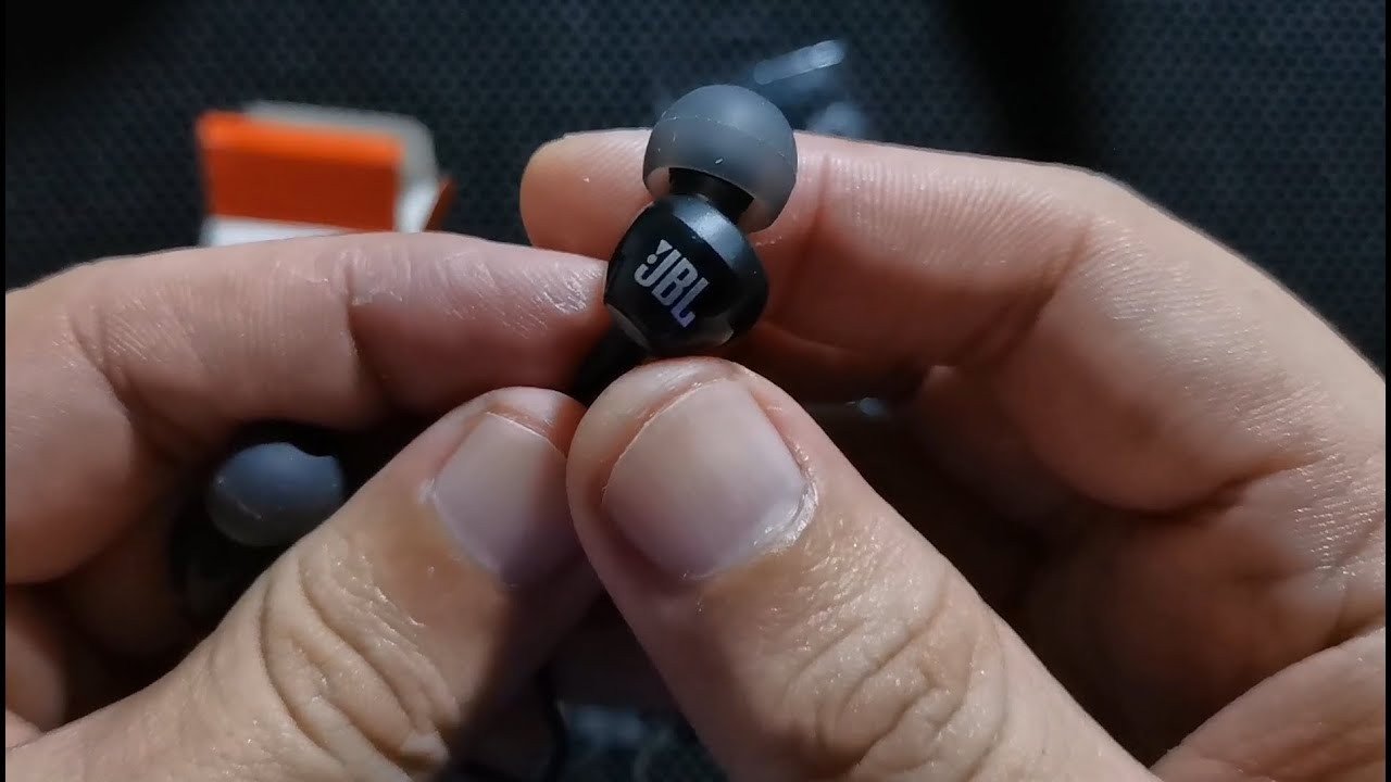 Cận cảnh tai nghe nhét tai có mic JBL C150SI màu đen với jack cắm 3.5mm