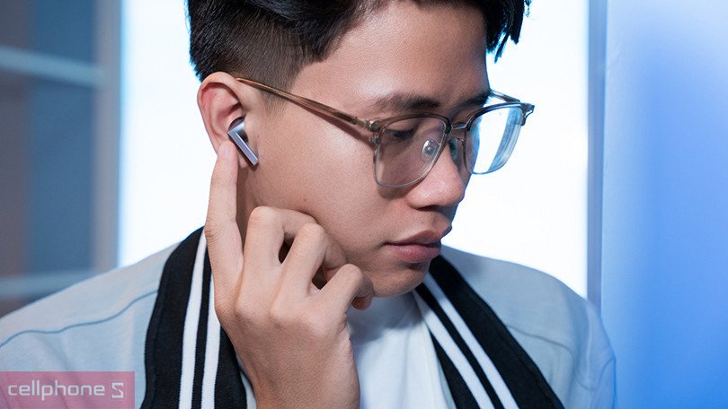 Cận cảnh tai nghe Samsung Buds Pro 3 cho thấy khu vực cảm ứng để điều khiển