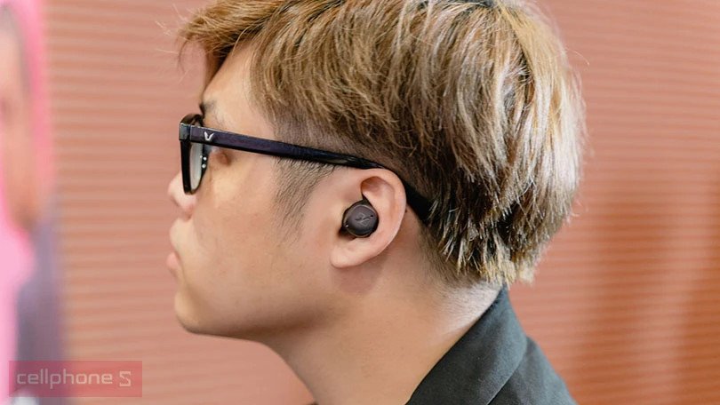 Cận cảnh tai nghe Sennheiser 3 với thiết kế micro tích hợp và logo Sennheiser