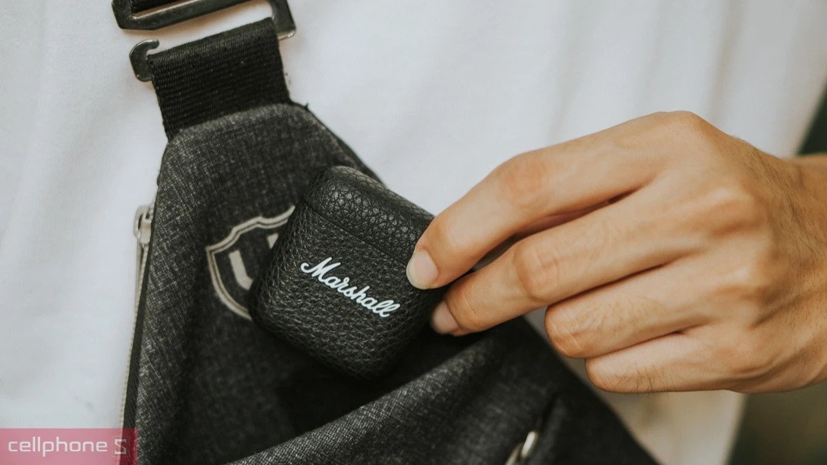 Cận cảnh thiết kế cổ điển và tinh tế của tai nghe chụp tai Marshall