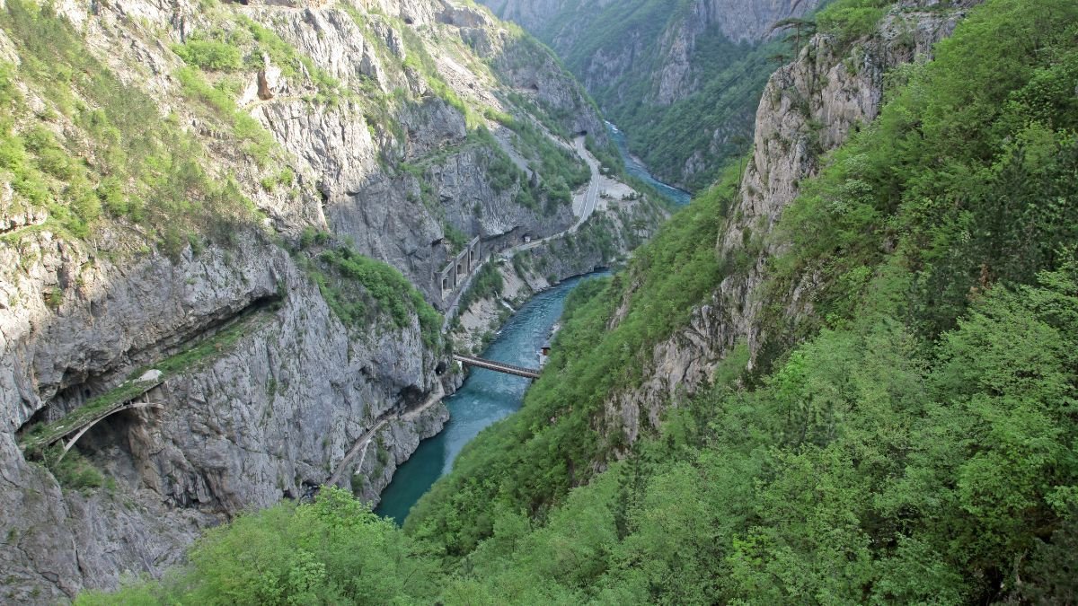 Cảnh quan núi non hùng vĩ với mây trời bao phủ, lý tưởng cho hình nền thiên nhiên 4k