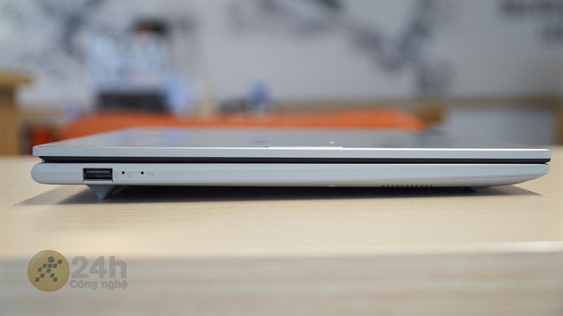Cạnh trái của ASUS Vivobook 15 X1504VA với đa dạng cổng kết nối