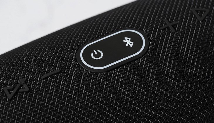 Cặp đôi tai nghe Bluetooth chuẩn bị kết nối với laptop.