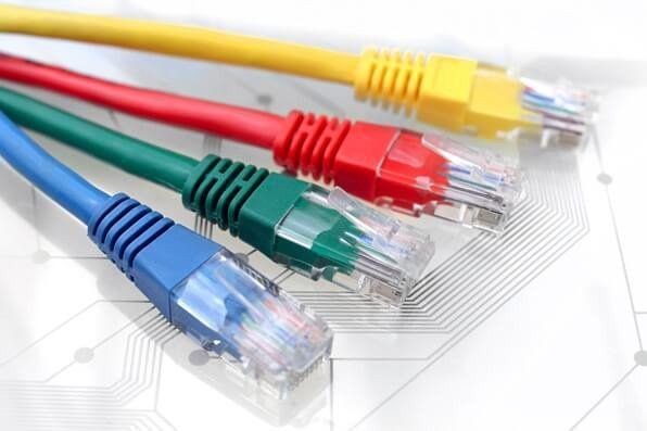 Cáp Ethernet kết nối hai laptop để truyền tải dữ liệu qua mạng