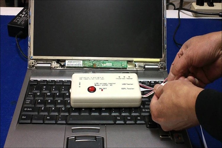 Cáp màn hình hoặc cao áp màn hình bị lỗi là nguyên nhân khiến laptop màn hình đen không lên
