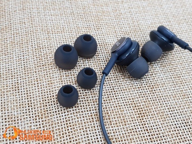 Cặp tai nghe AKG Samsung với các núm tai dự phòng