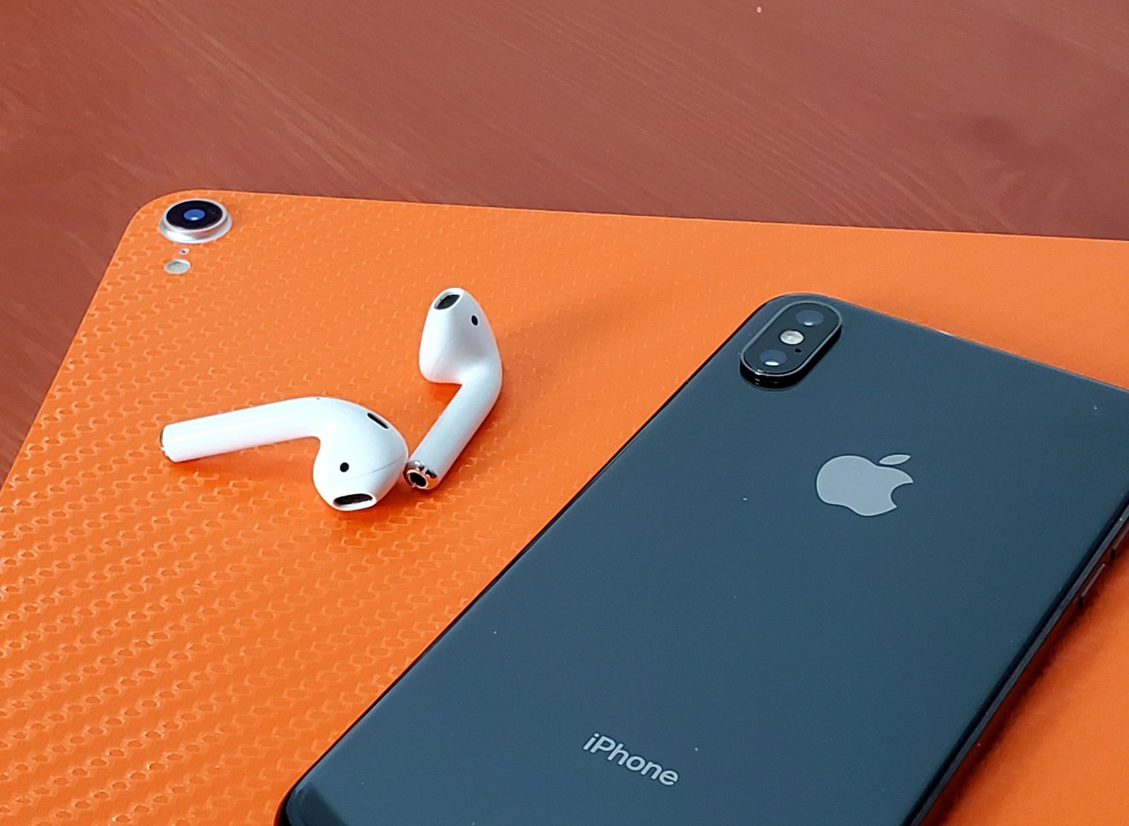 Cặp tai nghe Apple Airpods 2 không dây và hộp sạc màu trắng