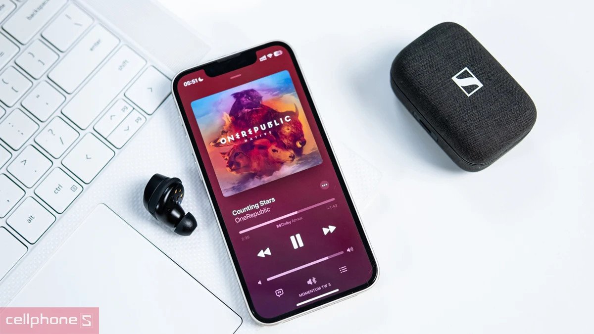 Cặp tai nghe Bluetooth Sennheiser màu trắng với thiết kế hiện đại và tinh tế