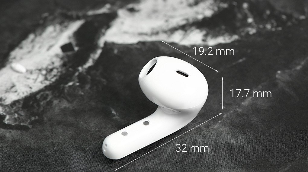 Cặp tai nghe Earbuds Redmi Buds 4 Lite màu trắng được đặt cạnh vỏ sạc, thể hiện sự nhỏ gọn
