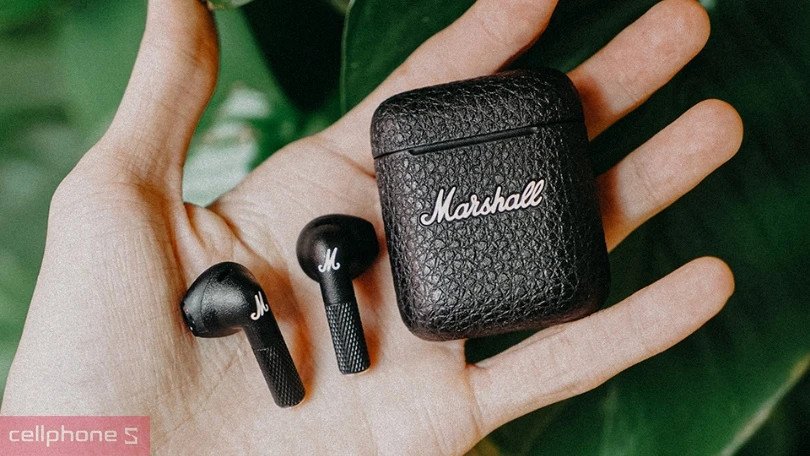 Cặp tai nghe không dây Marshall Minor 3 với bề mặt được hoàn thiện chi tiết, toát lên vẻ cổ điển.