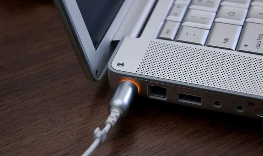 Câu hỏi thường gặp về sạc pin laptop