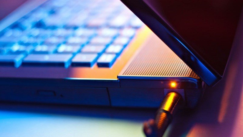 Cấu tạo bên trong của pin Lithium-ion laptop, loại pin được thiết kế để hạn chế chai pin khi cắm sạc liên tục.