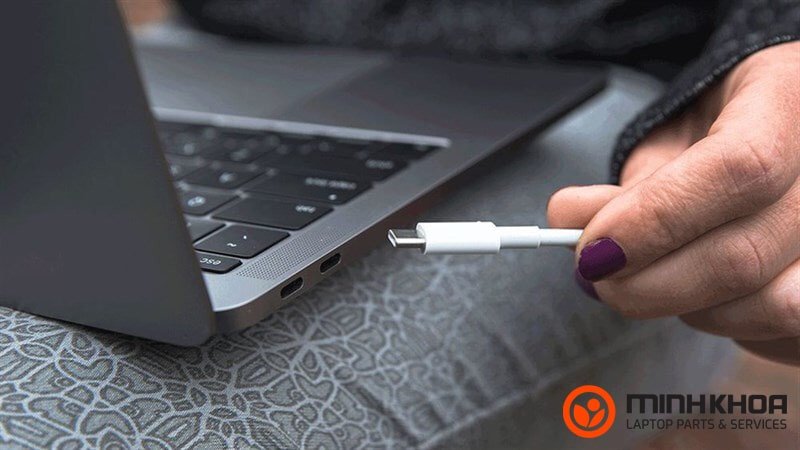 Cấu tạo bên trong viên pin laptop HP, hiển thị các cell pin