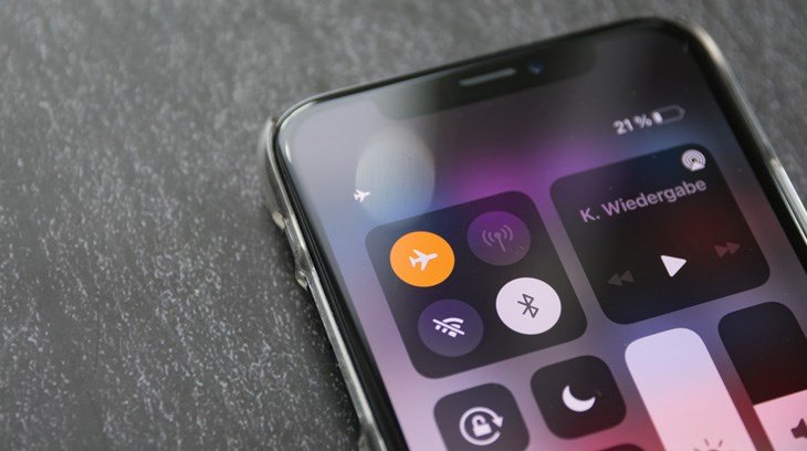 Chế độ máy bay trên iPhone có thể giúp bạn ngắt nhanh mọi kết nối không dây, bao gồm cả kết nối tai nghe Bluetooth