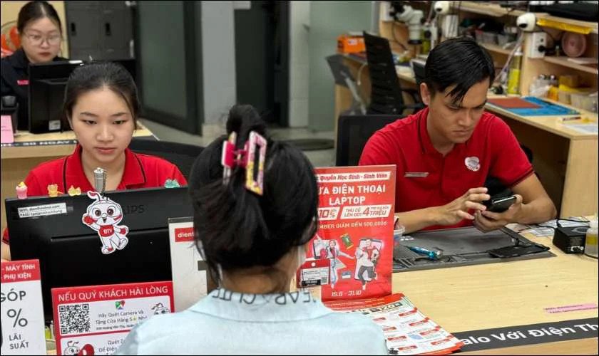 Chi phí sửa laptop bị đổ nước vào bàn phím có mắc không?