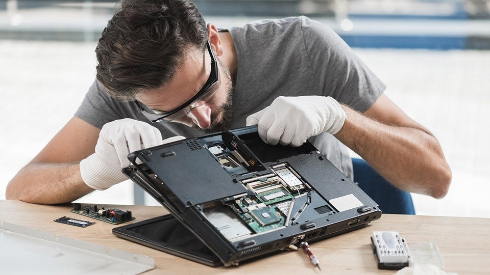 Chi phí vệ sinh laptop phụ thuộc vào từng đơn vị và cửa hàng khác nhau