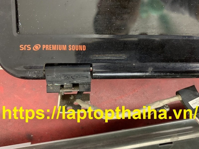 Chi tiết bản lề laptop bị bung vỏ, lộ rõ phần chân ốc và trục xoay bị gãy