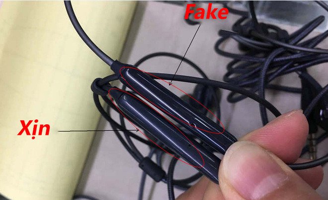 chi tiết ghép nối liền mạch trên bộ điều khiển tai nghe akg chính hãng