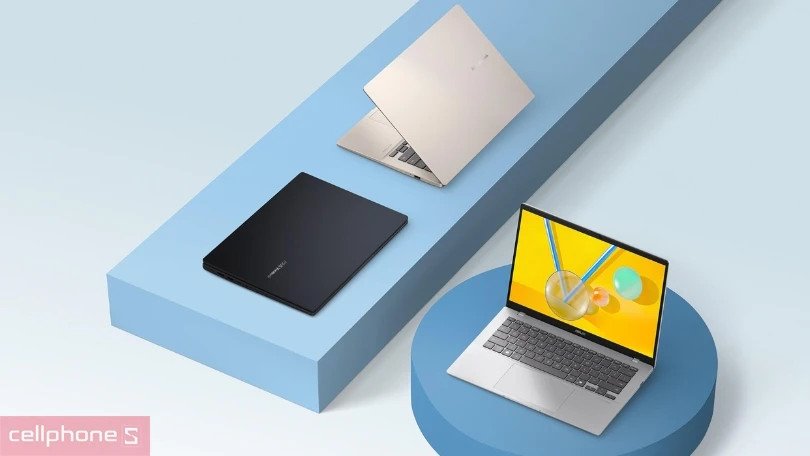 Chiếc laptop ASUS màu xám bạc đang được đặt trên bàn