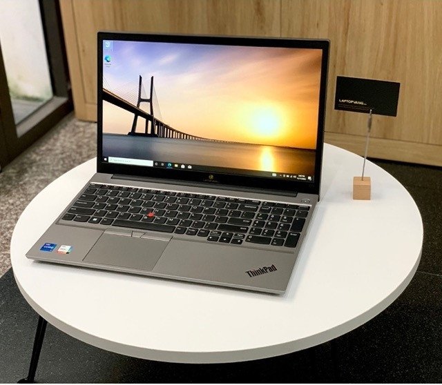 Chiếc laptop Lenovo ThinkPad E-Series với thiết kế hiện đại, phù hợp cho công việc văn phòng và học tập hàng ngày.