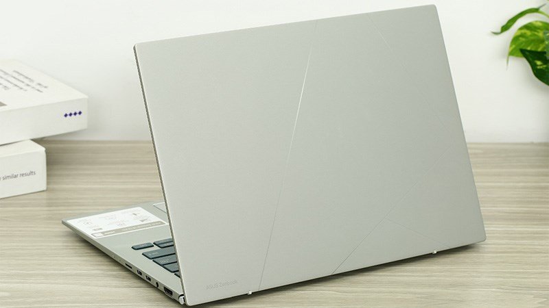 Chiếc laptop văn phòng ưu tiên thiết kế và tính cơ động