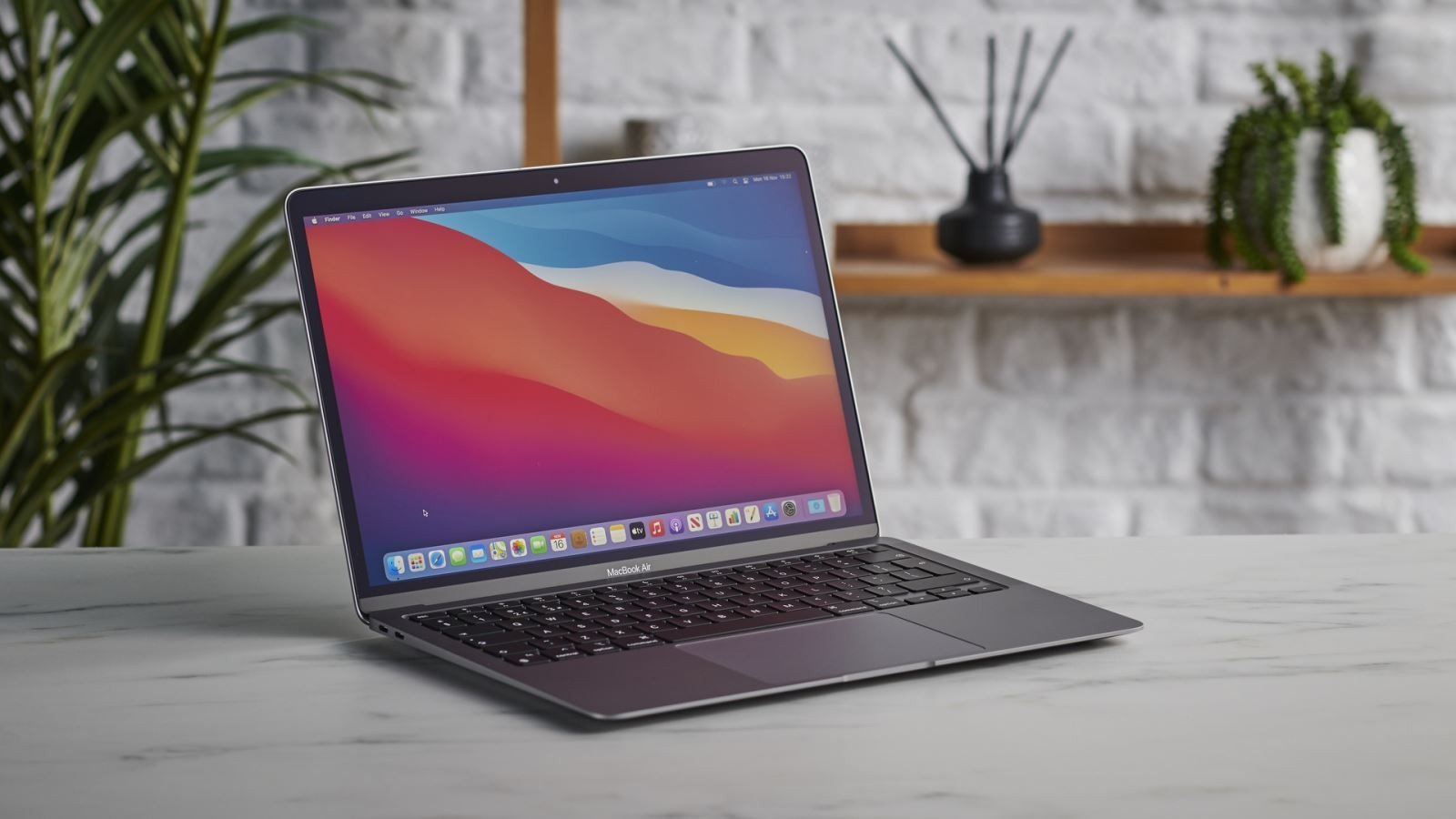 Chiếc MacBook Air M1 2020 màu vàng đồng, một lựa chọn laptop làm việc hiệu quả.