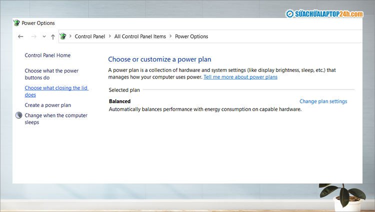 Chọn "Choose what closing the lid does" để tùy chỉnh hành động khi gập laptop