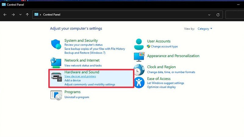 Chọn Hardware and Sound trong Control Panel để thay đổi cách kết nối màn hình với laptop Win 11