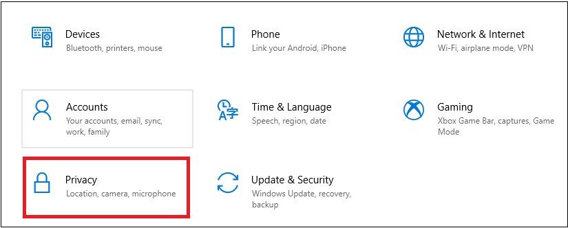 Chọn mục Privacy trong cài đặt để kiểm soát micro laptop