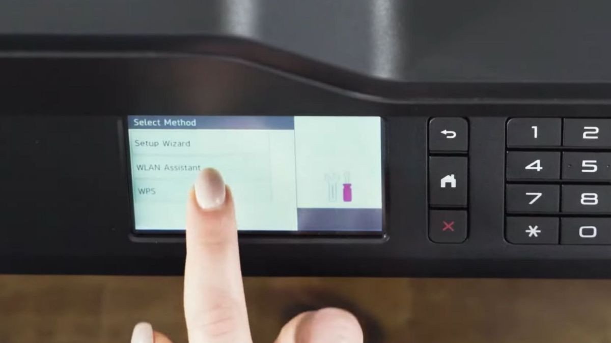 Chọn WLAN Assistant trên bảng điều khiển máy in Brother